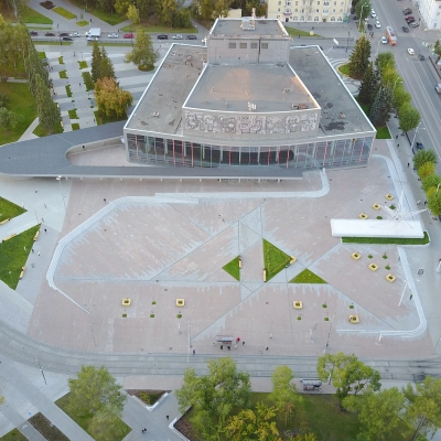 Как площадь перед Дворцом Молодежи стала красной