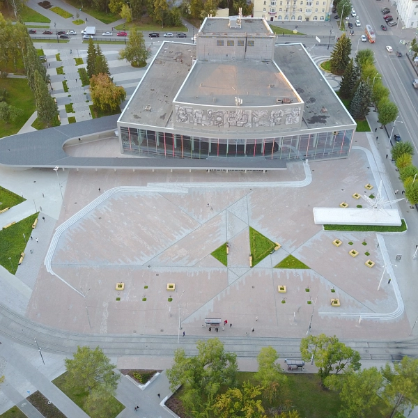 Как площадь перед Дворцом Молодежи стала красной